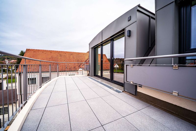 ++ Zweitbezug ++ inkl. 2 TG-Stellplätze | DG 4,5-Zi.-Whg. mit XXL-Balkon